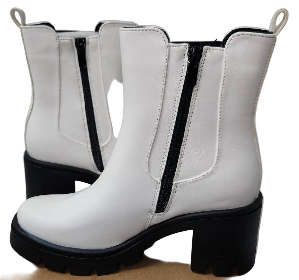 Lot of 10 - Cellenz Womans Fall Boots - White